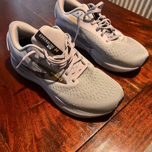 Brooks Adrenaline GTS 24 Light Gray Sneakers 11.5 wide 2e